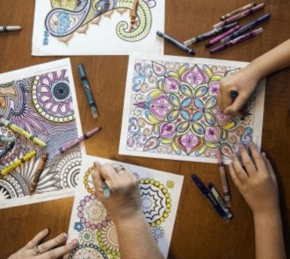 ¿Qué llevas en tu maletín? Bolígrafos, propuestas y libros de colorear para adultos